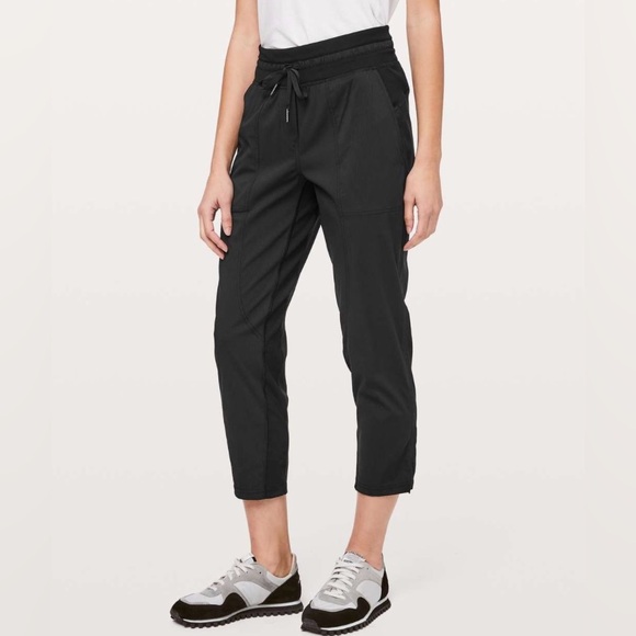 lululemon athletica Pants - Lululemon Womens Dance Studio Crop 25" Pant Sz 2 Black Sweat-Wicking Lightweight